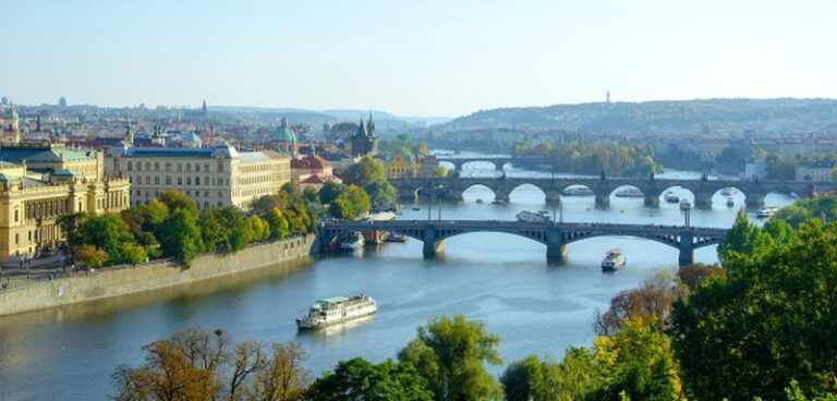 Blick während der Klassenfahrt nach Prag vom letna Park auf die Moldau und ihre Brücken. Im Vordergrund fährt ein Dampfer den Fluss hinab.
