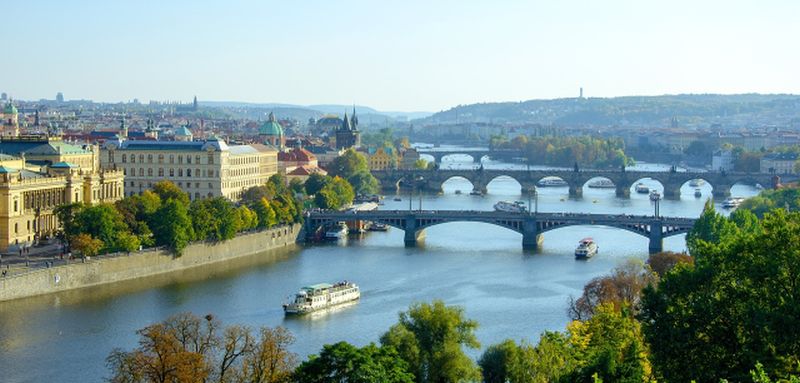 Blick während der Klassenfahrt nach Prag vom letna Park auf die Moldau und ihre Brücken. Im Vordergrund fährt ein Dampfer den Fluss hinab.