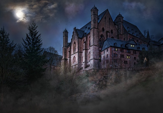 Eine gruselige Stadtführung durch Prag. Unheimliche Geschichten, düstere Legenden, erschreckende Spukgestalten. Im Bild eine düstere Burg bei Nacht und Vollmond.