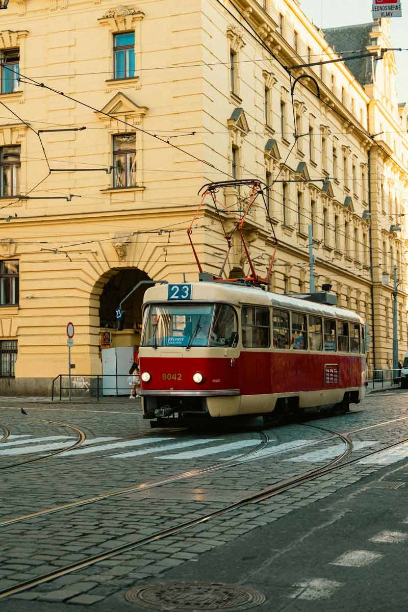 Ein Blick auf die ikonische Prager Straßenbahn – eine Reise durch die Stadtgeschichte wartet. Jetzt Klassenreise planen!