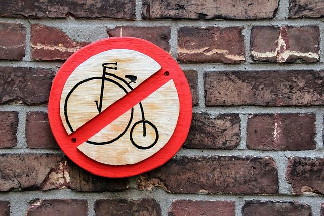Prag verbietet Fahrräder in der Altstadt, zumindest während der Stoßzeiten. Zwischen 10 und 17 Uhr sind Fahrräder aus dem Zentrum verbannt.