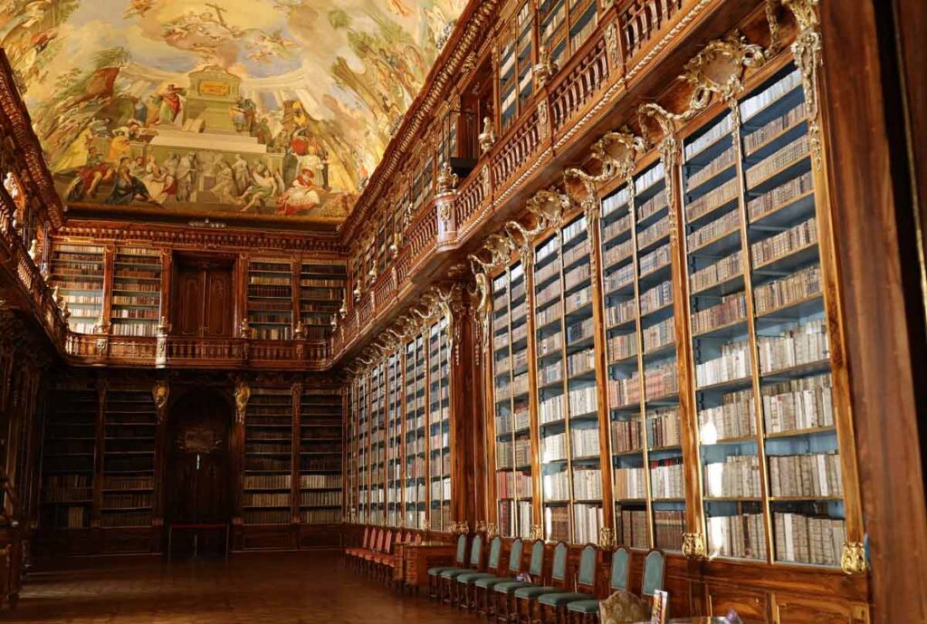 Der Blick auf das beeindruckende Bücherregal in der Strahov Bibliothek in Prag lädt zur Klassenfahrt ein – jetzt planen!