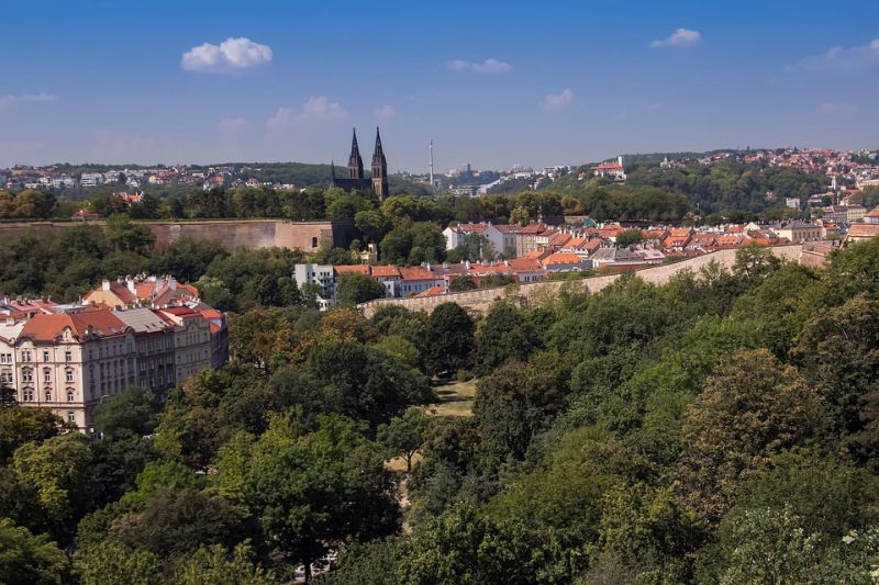 Der mystische Burgwall Vyšehrad – ein Geheimtipp mit sagenhafter Geschichte und traumhaften Ausblicken, den man während der Klassenfahrt nach Prag besuchen muss