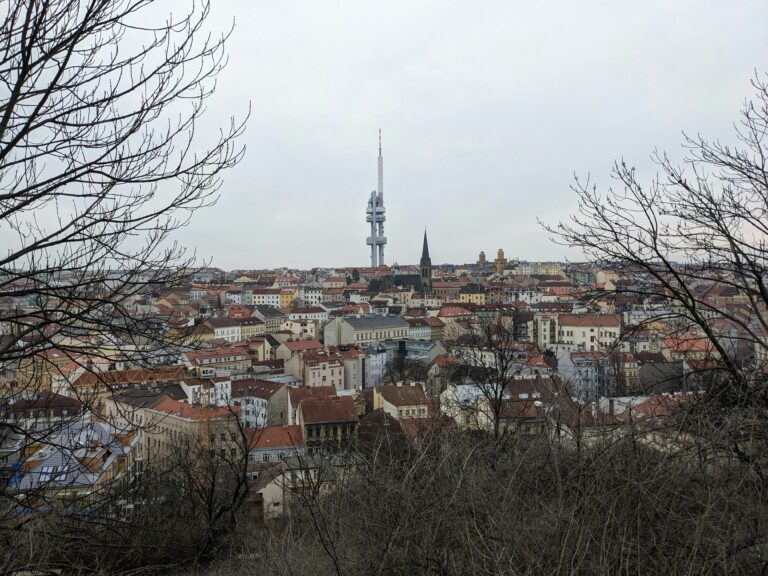 Der Prager Fernsehturm bietet während der Klassenfahrt tolle Aussicht und viel Stoff zum Diskutieren – ein Highlight über Prag!