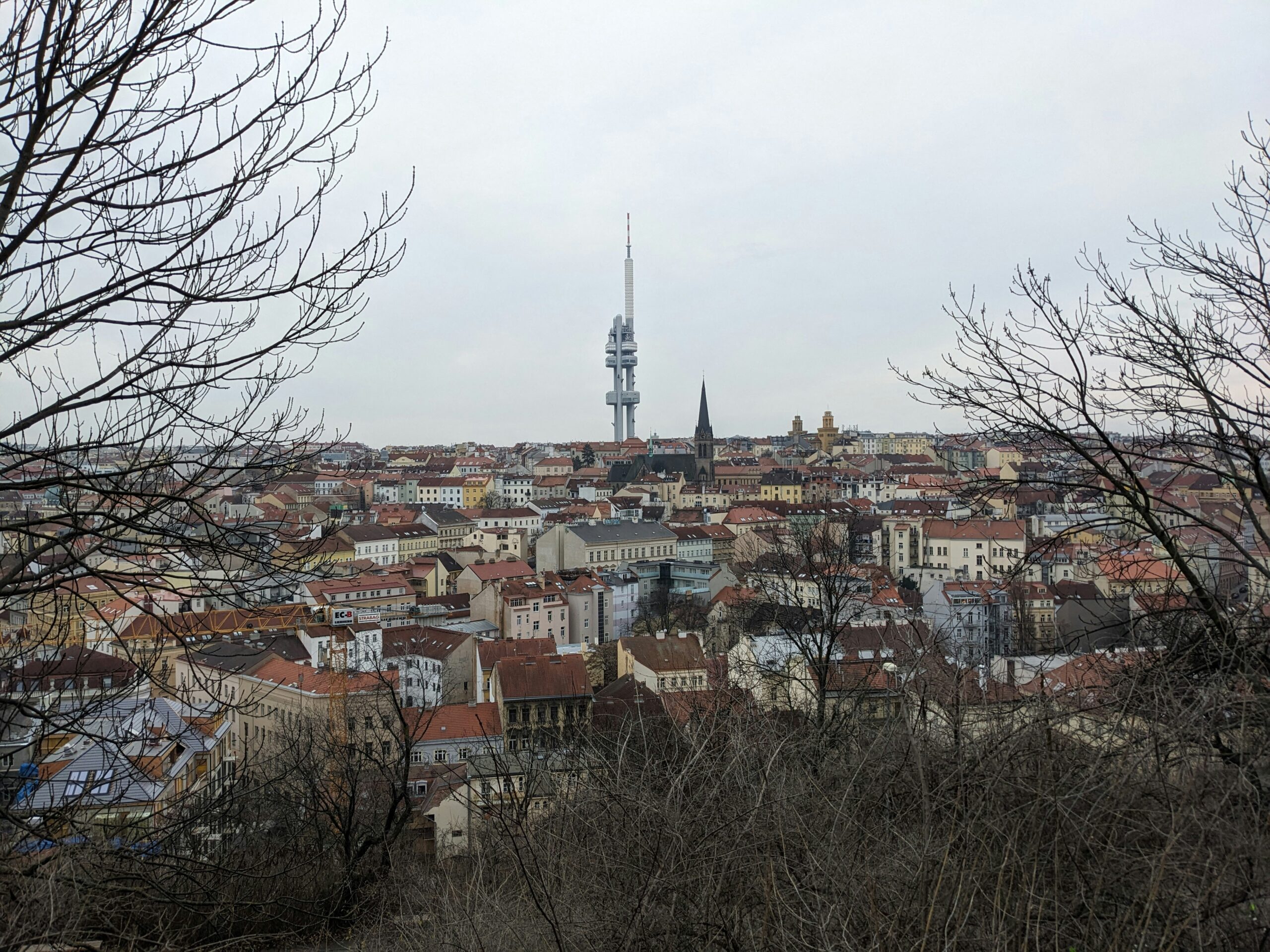 Der Prager Fernsehturm bietet während der Klassenfahrt tolle Aussicht und viel Stoff zum Diskutieren – ein Highlight über Prag!