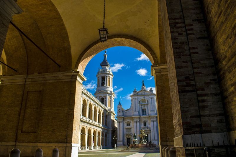 Das Prager Loreto verbindet barocke Pracht und religiöse Symbolik – ein unvergessliches Ziel für jede gut geplante Klassenfahrt nach Prag.