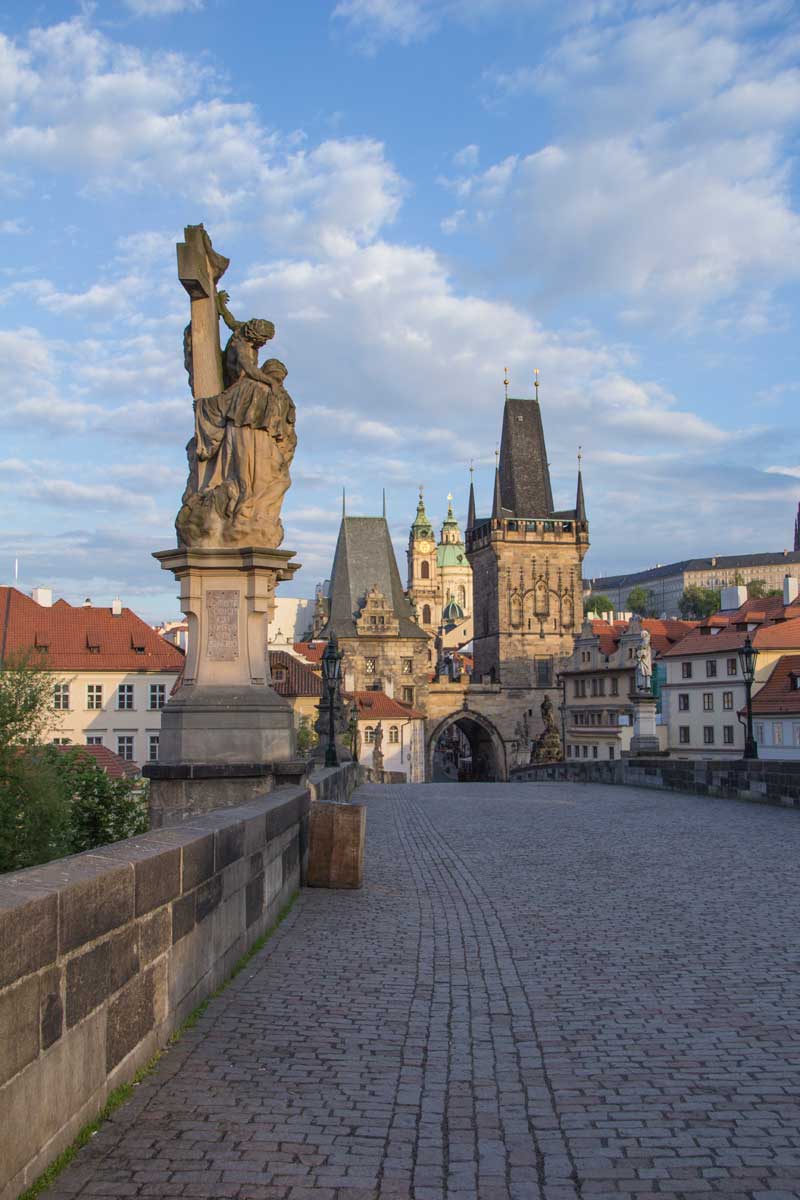 Über die Karlsbrücke ins Abenteuer starten – jetzt unvergessliche Klassenfahrt nach Prag planen & Kultur hautnah erleben!